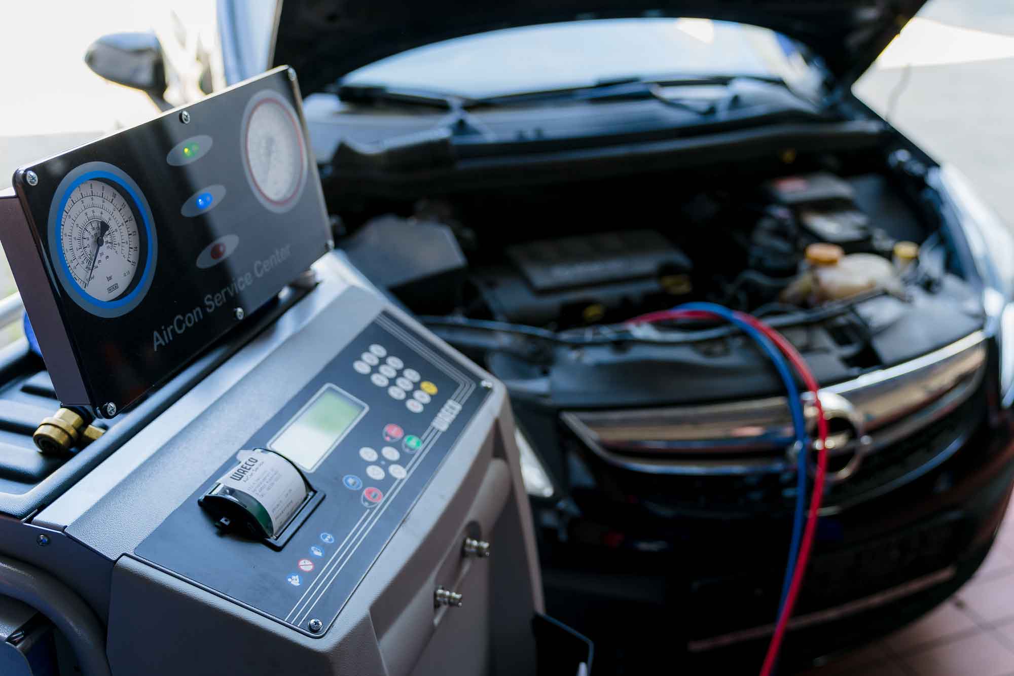 Aircon-Untersuchung mit Gerät an geöffneter Motorhaube